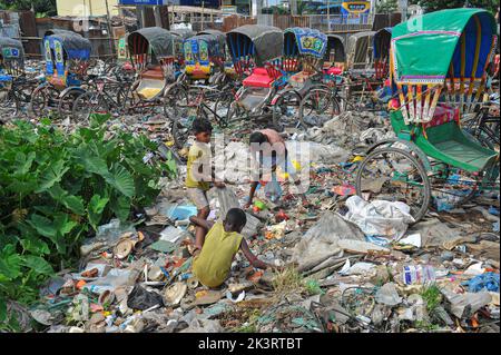 Sylhet, Bangladesh. 27th Set, 2022. I raccoglitori raccolgono i rifiuti che possono essere riutilizzati nella discarica comunale, questi collettori mettono la loro salute a rischio non usando le precauzioni adeguate per raccogliere la spazzatura. Il 27 settembre 2022 a Sylhet, Bangladesh. (Credit Image: © MD Rafayat Haque Khan Eyepix G/eyepix via ZUMA Press Wire) Foto Stock