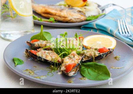 gustose cozze al forno su una terrazza estiva in un ristorante Foto Stock