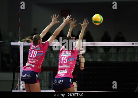 ISTANBUL, TURCHIA - 02 FEBBRAIO 2022: Nika Daalderop e Haleigh Washington in azione durante Turk Hava Yollari vs Igor Gorgonzola Novara campioni CEV Foto Stock