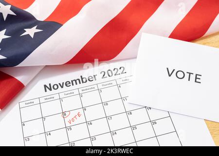 Il concetto di giorno di voto delle elezioni di metà mandato. Calendario del 8 2022 novembre segnato in rosso e bandiera degli Stati Uniti Foto Stock