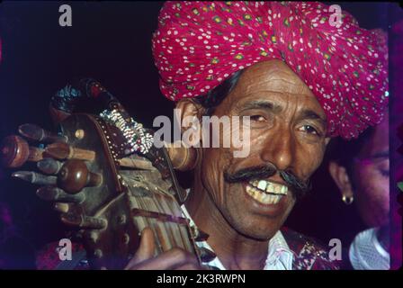 Primo piano del giocatore Sarangi, Rajasthan Foto Stock