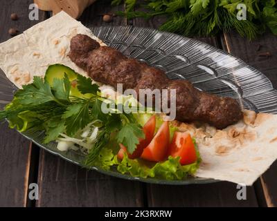 Gustoso kebab di manzo alla lula con verdure al pane pita Foto Stock