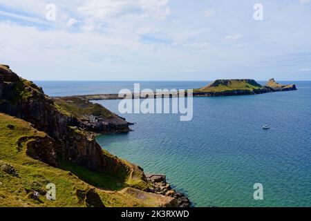 Dalle scogliere calcaree di Rhossili Point, attraverso la strada sopraelevata fino all'isola di Worms Head. Foto Stock