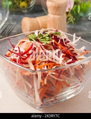 gustosa insalata primaverile con carota di barbabietola da cavolo in una ciotola di vetro Foto Stock