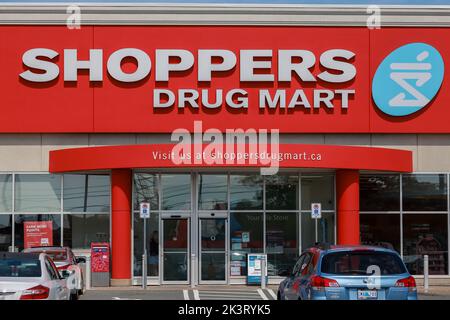 Shoppers Drug Mart Store davanti. Catena di farmacia di proprietà di Loblaw e circa 1300 negozi in tutto il Canada. HALIFAX, CANADA - AGOSTO 2022 Foto Stock