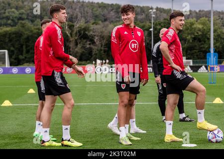 PONTYCLUN, GALLES - 19 SETTEMBRE 2022: Rubin ColWill del Galles e Mark Harris del Galles durante una sessione di allenamento al vale resort in vista del campionato A 2 Foto Stock
