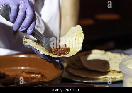 Snak di salsiccia e carne in ristorante, fast food produzione Foto Stock