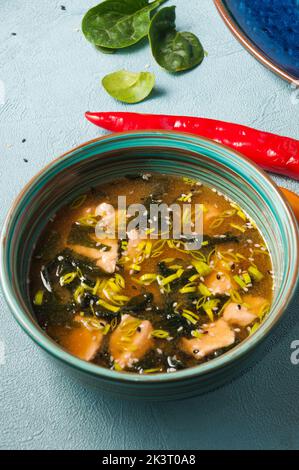Gustosa zuppa asiatica con salmone e nori di alghe Foto Stock
