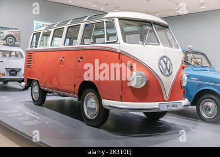 BILBAO, SPAGNA-10 SETTEMBRE 2022: 1962 Volkswagen tipo 2 Microbus Deluxe 'Samba' Foto Stock