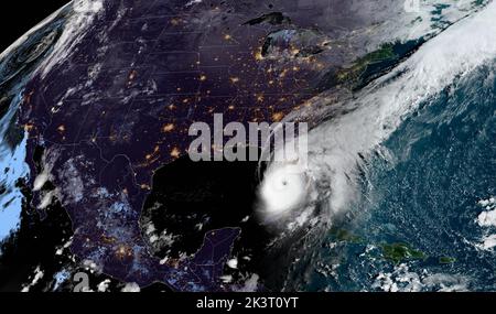 MODIS NOAA, orbita terrestre. 28th Set, 2022. MODIS NOAA, ORBITA TERRESTRE. 28 Settembre 2022. Vista all'alba dell'uragano Ian mentre si avvicina alla costa occidentale della Florida come una pericolosa tempesta di categoria 4 alimentata dalle acque calde del Golfo del Messico come visto dal satellite GEOS NOAA, 28 settembre 2022 in Earth Orbit. Credit: GEOS NOAA/NOAA/Alamy Live News Foto Stock