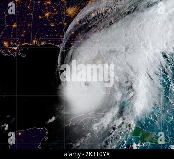 MODIS NOAA, orbita terrestre. 28th Set, 2022. MODIS NOAA, ORBITA TERRESTRE. 28 Settembre 2022. Vista come la prima luce colpisce gli Stati Uniti orientali mostrando l'uragano Ian mentre si avvicina alla costa occidentale della Florida come una pericolosa tempesta di categoria 4 alimentata dalle acque calde del Golfo del Messico, come visto dal satellite GEOS NOAA, settembre 28, 2022 in orbita terrestre. Credit: GEOS NOAA/NOAA/Alamy Live News Foto Stock