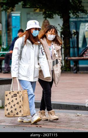 Dundee, Tayside, Scozia, Regno Unito. 28th settembre 2022. UK Weather: In questo luminoso e freddo Autunno Day, le temperature in alcune parti della Scozia nordorientale hanno raggiunto i 14°C.. Alla fine di settembre, le donne locali alla moda sono fuori e circa lo shopping nel centro della città di Dundee, anche se cautamente dovuto l'alto costo della vita. Credit: Dundee Photographics/Alamy Live News Foto Stock