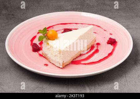 cheesecake dolce decorato con physalis e lamponi Foto Stock