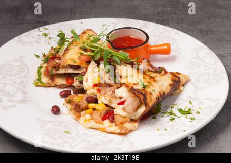 Quesadilla messicana gustosa e succosa con salsa calda Foto Stock