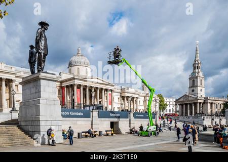 Londra, Regno Unito. 28th Set, 2022. Antelope di Samson Kambalu (nella foto che esamina da vicino il suo lavoro installato) sul quarto Plint in Trafalgar Square. La scultura ripresenta una fotografia del 1914 di John Chilembwe, predicatore Battista e pan-africano, e John Chorley, missionario europeo. Chilembwe sta indossando un cappello in sfida di una regola coloniale che vieta agli africani di indossare cappelli di fronte alle persone bianche. In seguito condusse una rivolta contro il dominio coloniale durante la quale fu ucciso e la sua chiesa fu distrutta dalla polizia coloniale. Credit: Guy Bell/Alamy Live News Foto Stock