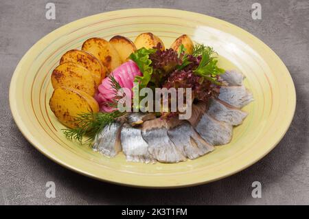 gustose aringhe salate con patate al forno e cipolle Foto Stock