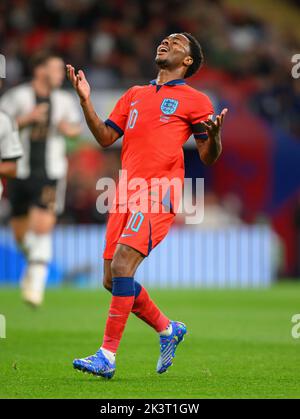 Londra, Regno Unito, 26 set 2022 - Inghilterra contro Germania - UEFA Nations League - Lega A - Gruppo 3 - Stadio di Wembley il raheem Sterling inglese disprezza dopo aver perso una facile occasione durante la partita della UEFA Nations League contro la Germania. Foto : Mark Pain / Alamy Live News Foto Stock