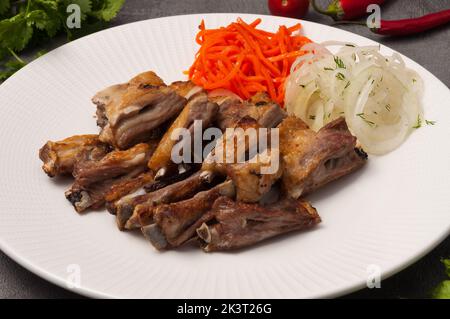 gustosi spiedini di agnello all'osso, con cipolle e carote Foto Stock