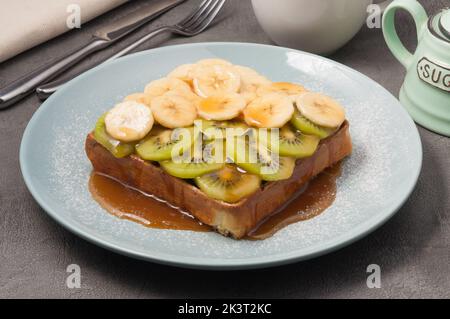 cialde dolce con kiwi e banana sgocciolato con sciroppo d'acero Foto Stock