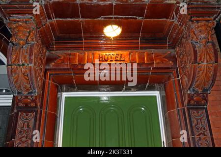 Ex-Railway Hotel, 686 Knutsford Road, Latchford Village, Warrington, Cheshire, Inghilterra, Regno Unito, WA4 1JW, ora Railway Court Hotel porta al crepuscolo Foto Stock