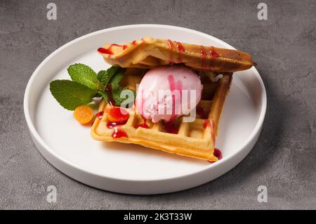 waffle viennese dolci con gelato alla fragola su bianco Foto Stock