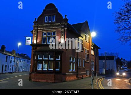 Ex-Railway Hotel, 686 Knutsford Road, Latchford Village, Warrington, Cheshire, Inghilterra, Regno Unito, WA4 1JW, ora Railway Court al crepuscolo Foto Stock