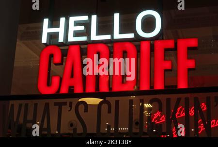 Ciao Cardiff, What's clucking, segno al neon rosso KFC, Kentucky Fried Chicken, centro città, Galles del Sud, Regno Unito Foto Stock