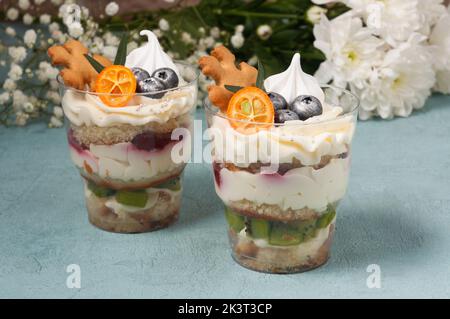 dolci dolci in tazze di plastica con crema e cioccolato Foto Stock