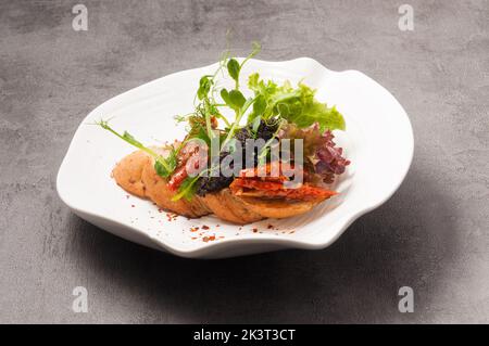 gustosa bruschetta con pomodori secchi e caviale ai funghi Foto Stock