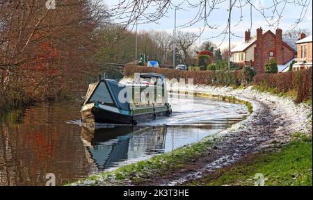 Giornata ghiacciata e innevata sul canale Bridgewater, con chiatte e barche, vicino a Stanny Lunt Bridge, Grappenhall, South Warrington, Cheshire, Inghilterra, REGNO UNITO, WA4 3EL Foto Stock