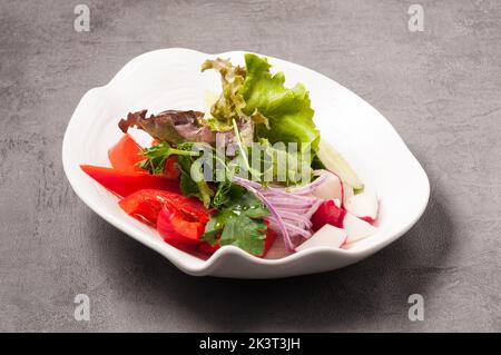 gustosa insalata di verdure fresche: cetrioli, pomodori, peperoni Foto Stock