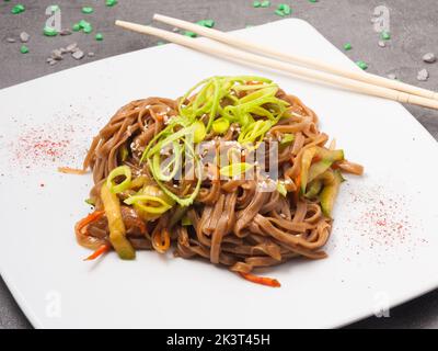 tagliatelle di soba di grano saraceno tatsy con carote di zucchine e porri Foto Stock