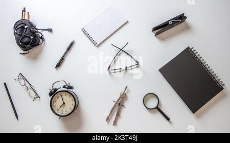 Attrezzature per la formazione degli studenti. Gli accessori per la scuola e l'ufficio sono piatti su sfondo bianco. Vista dall'alto Foto Stock