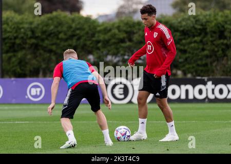 PONTYCLUN, GALLES - 19 SETTEMBRE 2022: Brennan Johnson del Galles e Joe Morrell del Galles durante una sessione di allenamento al vale resort in vista della lega A. Foto Stock