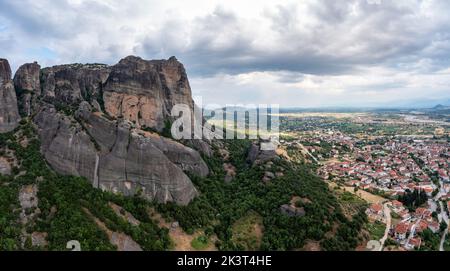 Meteora Grecia. Cielo blu con le nuvole sopra gli edifici del monastero sulla cima delle rocce e la città e la valle di Kalambaka. Destinazione di viaggio in Europa Foto Stock