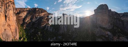 Meteora Grecia formazioni rocciose al panorama dell'alba. Monasteri costruiti su rocce. Patrimonio dell'umanità dell'UNESCO, Europa Foto Stock