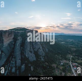 Meteora Grecia Monastero della Santissima Trinità al tramonto. Cielo colorato con le nuvole sopra gli edifici in cima alle rocce. Destinazione di viaggio in Europa Foto Stock