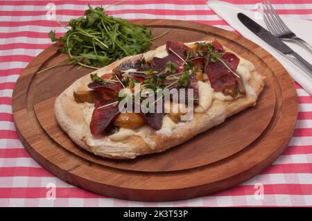 Gustosa pizza italiana classica con manzo a jerky e funghi Foto Stock