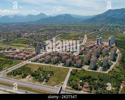 Antalya, Turchia - 27 settembre 2022: Vista aerea di Toki alloggi sociali costruito nella zona rurale in Turchia Antalya Foto Stock