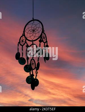 Un catcher sogno pende contro il cielo del tramonto Foto Stock