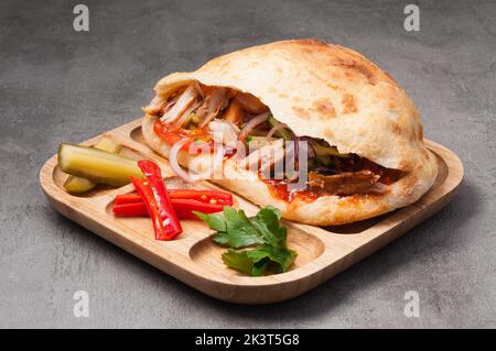 gustoso kebab doner con pollo e verdure, cetriolo sottaceto e pepe caldo Foto Stock