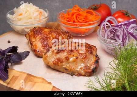 gustose cosce di pollo grigliate con cipolle, carote e cavolo Foto Stock