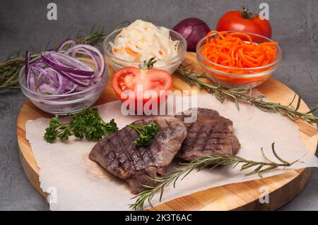 gustoso filetto di manzo alla griglia sous vide con cipolle, carote e cavolo Foto Stock