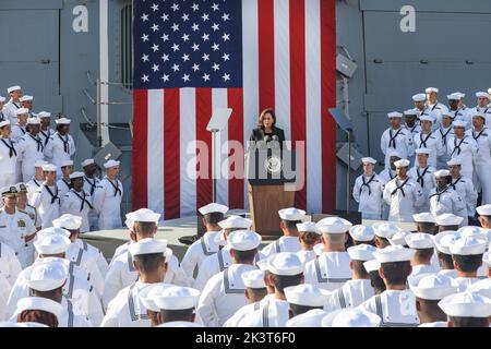 Yokosuka, Giappone. 28 Settembre 2022. Il Vice Presidente degli Stati Uniti Kamala Harris, consegna osservazioni ai marinai della Marina degli Stati Uniti a bordo del cacciatorpediniere missilistico guidato di classe Arleigh Burke USS Howard durante una visita alla flotta attività Yokosuka, 28 settembre 2022 a Yokosuka, Giappone. Foto Stock