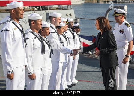 Yokosuka, Giappone. 28 Settembre 2022. Il Vice Presidente degli Stati Uniti Kamala Harris saluta i marinai a bordo del cacciatorpediniere missilistico guidato della classe Arleigh Burke USS Howard durante una visita alla flotta attività Yokosuka, 28 settembre 2022 a Yokosuka, Giappone. Foto Stock