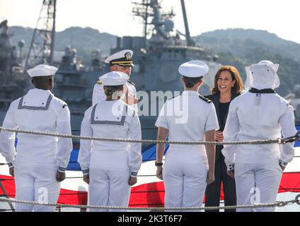 Yokosuka, Giappone. 28 Settembre 2022. Il Vice Presidente degli Stati Uniti Kamala Harris saluta i marinai a bordo del cacciatorpediniere missilistico guidato della classe Arleigh Burke USS Howard durante una visita alla flotta attività Yokosuka, 28 settembre 2022 a Yokosuka, Giappone. Foto Stock