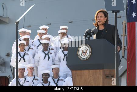 Yokosuka, Giappone. 28 Settembre 2022. Il Vice Presidente degli Stati Uniti Kamala Harris, consegna osservazioni ai marinai della Marina degli Stati Uniti a bordo del cacciatorpediniere missilistico guidato di classe Arleigh Burke USS Howard durante una visita alla flotta attività Yokosuka, 28 settembre 2022 a Yokosuka, Giappone. Foto Stock