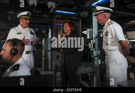 Yokosuka, Giappone. 28 Settembre 2022. U.S Navy CMdR. Travis Montplaisir, a sinistra, comandante ufficiale di Arleigh Burke-classe cacciatorpediniere missile guidato USS Howard dà il Vice Presidente Kamala Harris e Vice ADM. Karl Thomas, Right, Commander, U.S. 7th Fleet, un tour del centro informazioni di combattimento a bordo durante una visita alla flotta attività Yokosuka, 28 settembre 2022 a Yokosuka, Giappone. Foto Stock