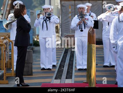 Yokosuka, Giappone. 28 Settembre 2022. Il Vice Presidente degli Stati Uniti Kamala Harris, è l'inno nazionale a bordo del cacciatorpediniere missilistico guidato di classe Arleigh Burke USS Howard durante una visita alla flotta attività Yokosuka, 28 settembre 2022 a Yokosuka, Giappone. Foto Stock