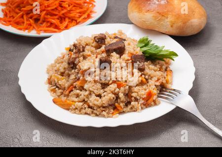 gustoso pilaf con manzo con carote e pane Foto Stock